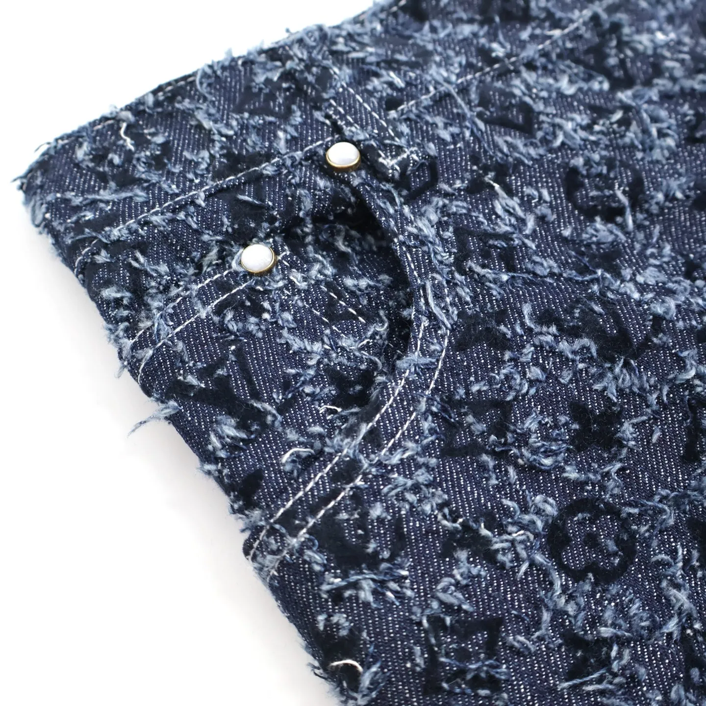 🅿️680 1v 25FW fringed jeans. Original version 17,800. Purchased at the first time through ZP operation. The retro siro jacquard exposed yarn fabric is washed and polished with sand and stone to form an old texture. The color is too natural. The whole dress does not cut corners. The minimum size is 3 pounds. Heavy jacquard fringe craftsmanship creates the ultimate artistic sense. You can see how complex the craftsmanship of this dress is when you look at the actual thing. The leather tag on the waist has an iron mold pattern in the same color and is made of genuine first-layer cowhide suede. It is different from the vague versions on the market. The lacquered copper bright lettering is clear and delicate, environmentally friendly, fixed and spray-dyed. The sewing tube inside the clothes is hemmed with threads. The workmanship is fine and perfectly restored. It beats all versions on the market instantly. Size:30-32-34-36